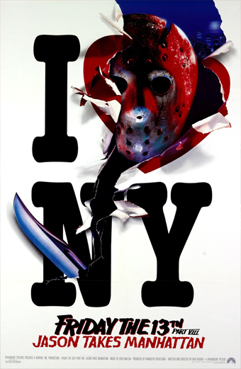 Locandina del film Venerdì 13 parte 8 Jason prende Manhattan. Una maschera da hockey sfonda un grande cuore rosso, sostituendo il cuore nel famoso logo I Love NY. Un grosso coltello taglia la lettera N. Il testo riporta I Love NY e Friday the 13th Part VIII Jason Takes Manhattan. Il tono è minaccioso e drammatico, unendo elementi horror con il simbolo iconico di New York.