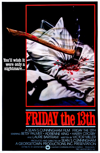 Locandina italiana del film Venerdì 13 del 1980 che mostra un'ascia insanguinata conficcata in un cuscino su un letto con schizzi di sangue, trasmettendo una sensazione di orrore e violenza. Nel poster sono presenti le scritte Youll wish it were only a nightmare e Friday the 13th in grandi lettere rosse. Il tono generale è di suspense e inquietudine.