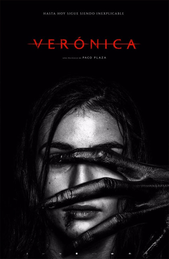 Locandina del film Veronica 2017 diretto da Paco Plaza, con una ragazza adolescente dall aspetto angosciato e lunghi capelli scuri che guarda verso l alto con espressione spaventata, circondata da elementi soprannaturali e ombrosi. Lo sfondo è scuro e minaccioso, trasmettendo un atmosfera tesa e inquietante. In basso compare il titolo Veronica in grandi lettere rosse.