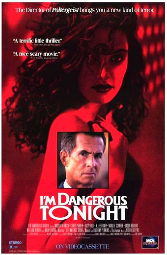 Locandina del film I'm Dangerous Tonight, un horror del 1990 diretto da Tobe Hooper. Il design drammatico ha un'atmosfera inquietante con tinte rosse e una donna e un uomo su uno sfondo scuro, che trasmette un tono misterioso e sinistro. Il testo sulla locandina dice che è un thriller horror.
