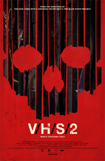 Locandina rossa e nera del film V/H/S/2 con un teschio fatto da barre nere verticali su uno sfondo rosso. In alto c'è scritto: DAI REGISTI DI THE RAID, HOBO WITH A SHOTGUN, YOU'RE NEXT E THE BLAIR WITCH PROJECT. Il titolo V/H/S/2 e lo slogan WHOS TRACKING YOU sono in basso. Il tono generale è inquietante e inquietante, evocando suspense e orrore.