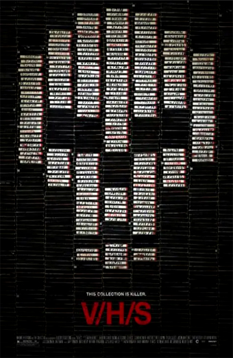 Locandina del film V/H/S 2012 che mostra un teschio fatto con cassette VHS messe una sopra l'altra su uno sfondo nero. Le cassette hanno delle piccole etichette bianche con del testo, che creano l'effetto teschio. In basso c'è scritto: Questa collezione è da paura. V/H/S. Il tono generale è cupo e inquietante, e fa venire in mente l'horror e la suspense.
