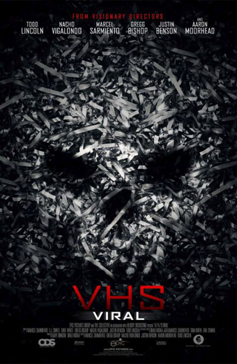 Poster per il film horror VHS Viral. Lo sfondo è un casino di nastri VHS aggrovigliati che formano un teschio inquietante. Il tono generale è cupo e inquietante, e ti fa venire i brividi. In alto ci sono i nomi dei registi: Todd Lincoln, Nacho Vigalondo, Marcel Sarmiento, Gregg Bishop, Justin Benson e Aaron Moorhead. In basso, il titolo del film VHS Viral è scritto in grassetto rosso e bianco.