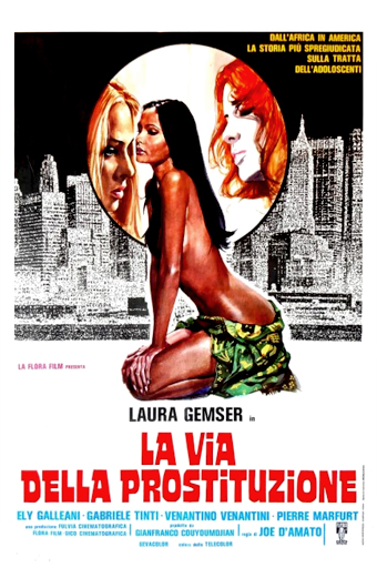 Laura Gemser è seduta di profilo con una gonna verde sullo sfondo di uno skyline urbano e una grande luna, con il volto illustrato di una donna sullo sfondo.