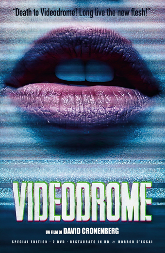 Primo piano di labbra lucide attraversate da linee statiche televisive, che trasmettono un'atmosfera surreale e inquietante. In alto si legge: Morte a Videodrome! Lunga vita alla nuova carne! Il titolo Videodrome appare in caratteri grandi e distorti in basso, con i crediti per David Cronenberg e dettagli sul film. Il tono generale è cupo e futuristico, con elementi umani fusi a immagini televisive distorte.