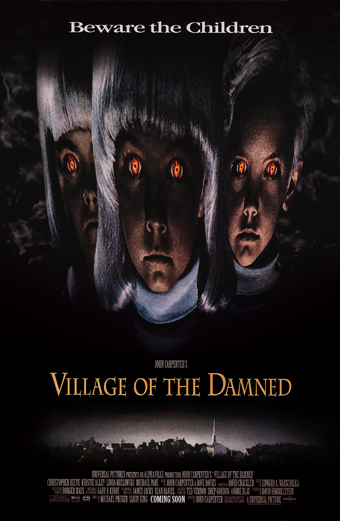 Tre bambini dalla pelle pallida con occhi arancioni luminosi fissano intensamente in avanti in un ambiente cupo e inquietante. Lo sfondo è oscuro e trasmette disagio. In alto sul poster compare la scritta Beware the Children. Il titolo Village of the Damned appare in grandi lettere arancioni in basso, con i crediti e la sagoma di una piccola città sotto. Il tono generale è minaccioso e angosciante.