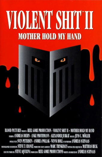 Locandina del film Violent Shit II Mother Hold My Hand. La locandina mostra un elmo nero stilizzato con occhi minacciosi che osservano, su uno sfondo rosso con forme nere che colano simili a sangue. Il tono è cupo e intenso. In alto, grandi scritte bianche e gialle: VIOLENT SHIT II, MOTHER HOLD MY HAND. In basso sono presenti crediti e informazioni di produzione in caratteri piccoli bianchi.
