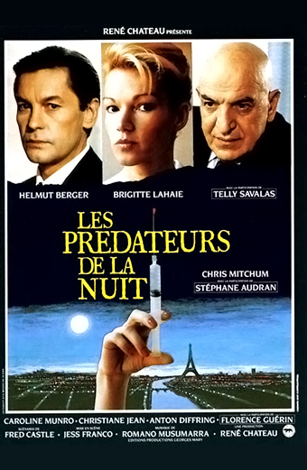 Locandina del film Les Prédateurs de la Nuit con tre attori principali in alto sopra una scena notturna drammatica di Parigi con la Torre Eiffel e una mano che tiene una siringa in primo piano. Sulla locandina compaiono i nomi Helmut Berger, Brigitte Lahaie, Telly Savalas, Chris Mitchum, Stéphane Audran e il titolo Les Prédateurs de la Nuit in grandi lettere gialle. Il tono generale è teso e inquietante.