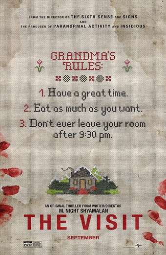 Locandina del film The Visit 2015. La locandina sembra un pezzo di tessuto a punto croce macchiato con impronte di mani rosse ai bordi. In alto si legge: Dal regista de Il Sesto Senso e Signs e dal produttore di Paranormal Activity e Insidious. Sotto, in stile punto croce rosso, ci sono le regole della nonna: 1. Divertiti. 2. Mangia quanto vuoi. 3. Non uscire mai dalla tua stanza dopo le 21:30. In basso, una piccola casa ricamata circondata da alberi e il titolo The Visit in grandi lettere rosse. Il tono generale è inquietante e sinistro, unendo uno stile casalingo a messaggi minacciosi.