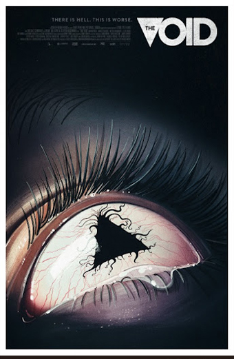 Primo piano di un occhio umano con un vuoto triangolare nero e tentacoli scuri che si diramano dalla pupilla, circondato da lunghe ciglia. Lo sfondo è scuro e minaccioso. Nella parte superiore del poster si leggono le scritte There is Hell. This is worse. e il titolo del film The Void in caratteri bianchi marcati. Il tono generale è inquietante e misterioso, trasmettendo orrore e angoscia.