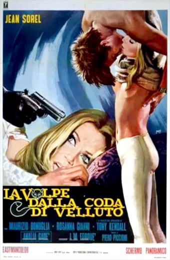Locandina illustrata e drammatica del film La Volpe Dalla Coda Di Velluto che mostra un uomo che abbraccia e bacia con passione una donna piegata all'indietro, mentre una mano da sinistra punta una pistola verso di loro. Lo sfondo è dipinto in toni blu che evocano suspense. Sulla locandina compaiono i nomi Jean Sorel in alto e La Volpe Dalla Coda Di Velluto in grandi lettere gialle in basso, insieme ai nomi di cast e produzione. Il tono generale è teso e sensuale.