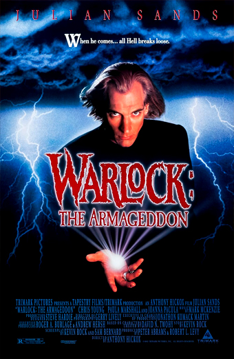 Locandina del film Warlock The Armageddon con una persona dai capelli fino alle spalle che tiene in mano una sfera luminosa, fulmini sullo sfondo, atmosfera drammatica e soprannaturale. Testo visibile: Julian Sands, When he comes all Hell breaks loose, Warlock The Armageddon.