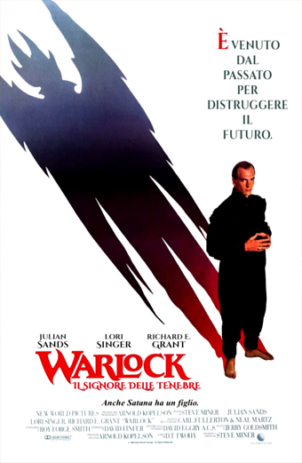 Locandina italiana del film Warlock il Signore delle Tenebre. Un uomo vestito di nero sta a piedi nudi con le mani giunte, proiettando un'ampia ombra demoniaca con artigli. Lo sfondo è bianco. Testo rosso e nero: È venuto dal passato per distruggere il futuro. Warlock il signore delle tenebre. Anche Satana ha un figlio. Cast: Julian Sands, Lori Singer, Richard E Grant. Il tono è cupo e soprannaturale.