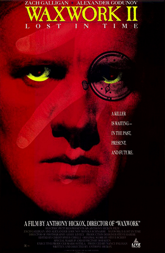 Locandina italiana di Waxwork 2 Lost in Time 1991 con sfondo rosso sfumato e piccolo testo bianco in basso che recita Un film di Anthony Hickox regista di Waxwork. Il tono generale è misterioso e intenso.