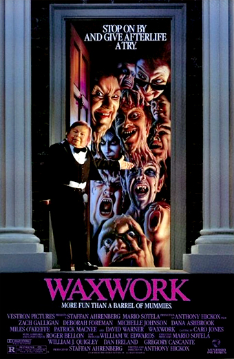 Manifesto italiano del film Waxwork 1988 che mostra un inquietante portinaio in smoking all'ingresso di un museo delle cere, circondato da figure di cera spaventose con espressioni esagerate che si protendono dalla porta. L'ambiente è oscuro e teatrale, incorniciato da colonne di marmo. In alto si legge la scritta Stop on by and give afterlife a try. In basso sono presenti il titolo Waxwork e il motto More fun than a barrel of mummies. Il tono generale è cupo e grottesco, evocando horror e umorismo nero.