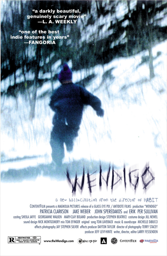 Locandina del film Wendigo 2001 diretto da Larry Fessenden con una creatura oscura con corna che emerge da una foresta innevata in un'atmosfera inquietante. Sulla locandina sono presenti il titolo Wendigo e i crediti in caratteri stilizzati. Il tono generale è cupo e carico di suspense.