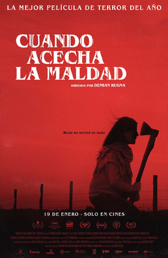 Sagoma di una persona che impugna un'ascia contro un cielo rosso al tramonto, vicino a una recinzione in un paesaggio rurale. L'atmosfera è tesa e inquietante. Testo sul poster: La mejor película de terror del año. Cuando acecha la maldad. Dirigida por Demian Rugna. Rezar no servirá de nada. 19 de enero - solo en cines.