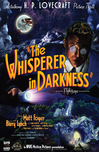 Locandina del film The Whisperer in Darkness con un cielo notturno drammatico, una luna piena, una creatura volante e un paesaggio boscoso in basso. La locandina riporta il testo: A talking H P Lovecraft Picture Thrill, The Whisperer in Darkness, con Matt Foyer e Barry Lynch, e altri crediti. Il tono generale è misterioso e inquietante, richiama l’horror classico e temi soprannaturali.