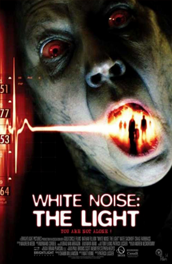 Locandina del film White Noise The Light 2006 con sfondo scuro e atmosfera inquietante, numeri rossi luminosi sulla sinistra, titolo White Noise The Light in caratteri bianchi in basso, slogan You Are Not Alone in rosso e crediti di produzione sotto. Il tono generale è misterioso e teso.