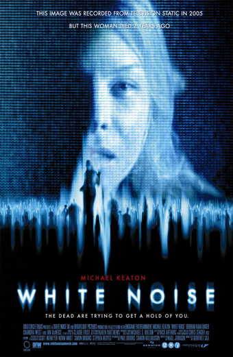 Locandina del film White Noise con toni blu e neri e striature verticali spettrali che ricordano il disturbo televisivo. La locandina contiene il testo: Questa immagine è stata registrata dal disturbo televisivo nel 2005, Michael Keaton, White Noise, I morti stanno cercando di contattarti. L'atmosfera generale è misteriosa e inquietante, evocando temi di horror soprannaturale.