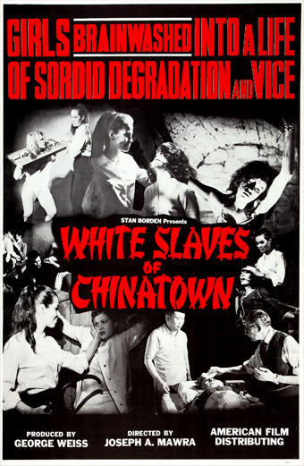 Locandina del film White Slaves of Chinatown, 1964. La locandina mostra scene drammatiche in bianco e nero con donne in stato di sofferenza e uomini in atteggiamento minaccioso, ambientate in un contesto urbano degradato. In alto, grande testo rosso: Ragazze sottoposte a lavaggio del cervello e condotte a una vita di degradazione e vizio. Il titolo White Slaves of Chinatown è al centro in caratteri rossi marcati. In basso sono riportati i crediti: Prodotto da George Weiss, Regia di Joseph P. Mawra, American Film Distributing. Il tono emotivo è intenso ed esplicito, trasmette suspense e shock.