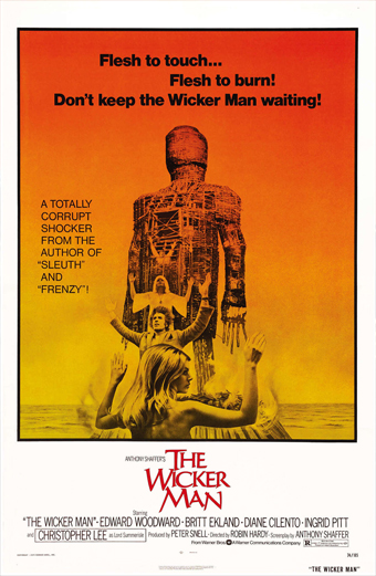 Locandina di The Wicker Man 1973. Un grande uomo di vimini in fiamme si staglia contro un cielo arancione e giallo, con una persona inginocchiata che solleva le braccia davanti a lui. L'atmosfera è tesa e inquietante. In alto si legge: Flesh to touch... Flesh to burn! Dont keep the Wicker Man waiting! Altri testi: A totally corrupt shocker from the author of Sleuth and Frenzy! In basso, i crediti del film tra cui The Wicker Man, Edward Woodward, Britt Ekland, Diane Cilento, Ingrid Pitt, Christopher Lee e altri.