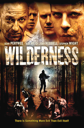 Locandina del film Wilderness con una figura solitaria armata che cammina in una foresta oscura, cani aggressivi in primo piano. Sullo sfondo alberi alti e nebbia creano un'atmosfera tesa e minacciosa. Testi visibili: Sean Pertwee, Alex Reid, Toby Kebbell, il titolo Wilderness e la frase promozionale There Is Something More Evil Than Evil Itself.