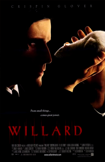 Un ratto chiaro viene tenuto delicatamente tra le mani di un uomo su uno sfondo scuro. L'atmosfera è tesa e misteriosa. Nel poster compaiono le scritte: CRISPIN GLOVER, From small things comes great power, WILLARD. Il tono generale è inquietante e sospeso, suggerendo un film horror psicologico.