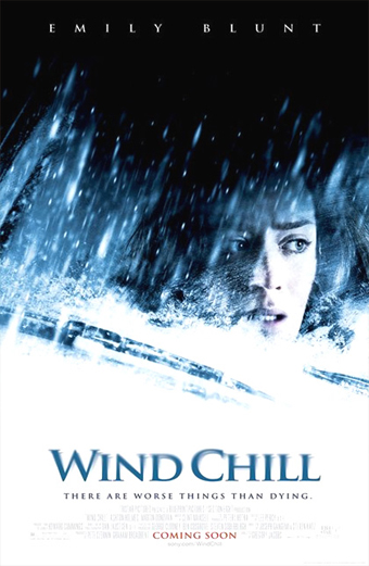 Locandina del film Wind Chill 2007 con paesaggio innevato e ghiacciato, forte nevicata e un'auto parzialmente sepolta nella neve. In alto compare il nome Emily Blunt. In basso il titolo Wind Chill e il sottotitolo There are worse things than dying. Il tono generale è freddo, teso e inquietante.