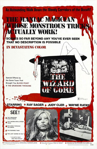 Locandina del film The Wizard of Gore 1970. Design drammatico e inquietante con un cilindro da mago da cui emergono le gambe di una donna, le sue braccia adagiate sul cappello e sangue che gocciola dalla parte superiore del manifesto. Il cappello mostra un volto minaccioso e il titolo del film The Wizard of Gore in grandi lettere rosse. Lo sfondo è bianco con schizzi e bordi rossi. Testi promozionali: Un incredibile viaggio nei corridoi insanguinati dell'occulto. Il mago maniaco le cui mostruose magie funzionano davvero. Scene così estreme che nessuna descrizione è possibile. A colori devastanti. Effetti speciali dallo stesso team di Blood Feast e The Gruesome Twosome. Con Ray Sager, Judy Cler, Wayne Ratay. In basso due immagini più piccole: una donna spaventata e una persona su un tavolo, entrambe in bianco e nero, che trasmettono orrore e shock.