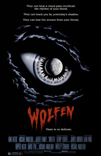 Locandina del film Wolfen 1981 con un grande occhio di lupo che ha la luna come pupilla, circondato da pelliccia scura e vorticosa. L'atmosfera è cupa e inquietante. Testo sulla locandina: Possono sentire una nuvola passare sopra la testa, il ritmo del tuo sangue. Possono seguirti dall'ombra di ieri. Possono strappare l'urlo dalla tua gola. Wolfen. Non c'è difesa. In basso sono presenti i crediti di cast e produzione.