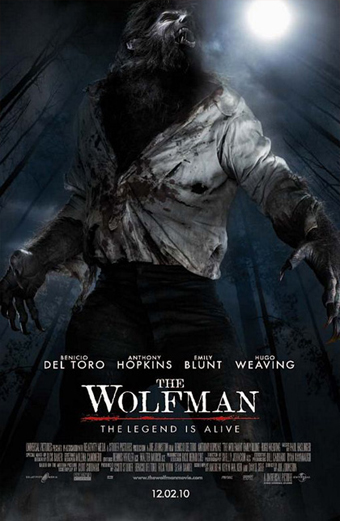 Un lupo mannaro minaccioso con abiti strappati si erge sotto la luna piena in una foresta oscura, ululando verso l alto. La scena trasmette tensione e suspense. Testo sul poster: Benicio Del Toro, Anthony Hopkins, Emily Blunt, Hugo Weaving. The Wolfman. The legend is alive. 12.02.10.