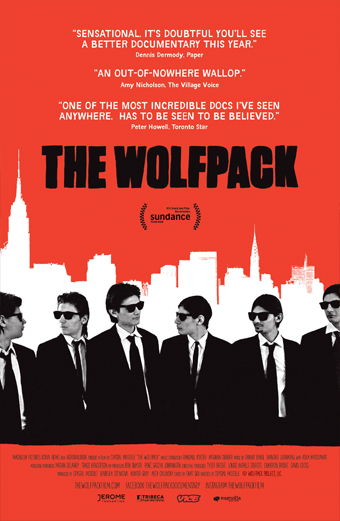 Locandina del film The Wolfpack con sei giovani uomini in abito elegante davanti a uno sfondo rosso e una skyline bianca di città, titolo nero in alto The Wolfpack e citazioni di festival e critica tra cui Sensational Its doubtful youll see a better documentary this year, An out of nowhere wallop e One of the most incredible docs Ive seen anywhere. Has to be seen to be believed. Il tono è misterioso e intenso.