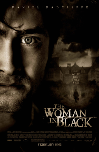 Locandina del film The Woman in Black 2012 con una figura oscura che cammina verso una grande villa vittoriana minacciosa sotto nuvole scure. Il testo riporta le frasi What did they see e The Woman in Black. Il tono generale è inquietante e carico di suspense.