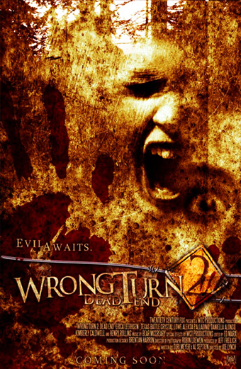 Locandina del film Wrong Turn 2 Dead End con un volto urlante e angosciato che emerge da uno sfondo di sangue e terra. Il tono emotivo è intenso e spaventoso. Testo visibile: Evil Awaits, Wrong Turn 2 Dead End, Coming Soon e crediti del film.