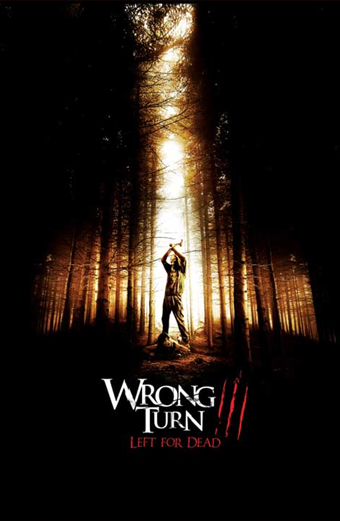 Una persona solitaria in piedi in una foresta oscura illuminata da un fascio di luce verticale, solleva un'ascia sopra la testa. L'atmosfera è tesa e inquietante. Testo sul poster: Wrong Turn III Left for Dead.