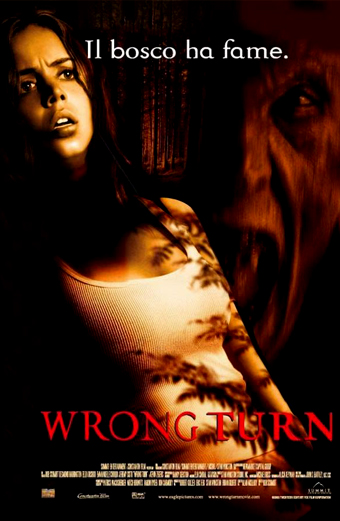 Locandina del film Wrong Turn con una donna spaventata attraversata da ombre di rami, un volto minaccioso sullo sfondo e le scritte Il bosco ha fame e Wrong Turn in rosso. Il tono generale è cupo e inquietante, trasmette paura e pericolo in un ambiente boschivo.