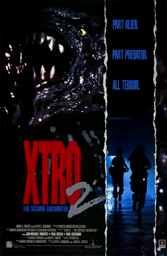 Locandina del film XTRO 2 The Second Encounter con una creatura aliena minacciosa dai denti affilati a sinistra, tre persone che corrono in un corridoio a destra, e il testo: Part alien. Part predator. All terror. XTRO 2 The Second Encounter. Il tono generale è di suspense e paura.