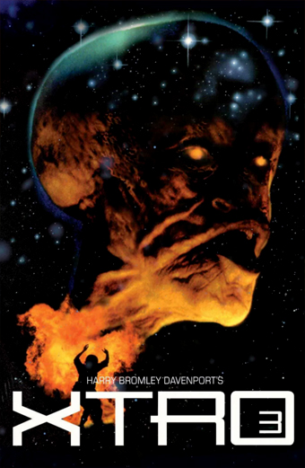 Locandina di XTRO 3 con una grande testa aliena minacciosa dagli occhi luminosi che fluttua nello spazio stellato, una esplosione infuocata in basso con la sagoma di una persona a braccia alzate, e la scritta HARRY BROMLEY DAVENPORTS XTRO 3 in caratteri futuristici. Il tono generale è inquietante e intenso.