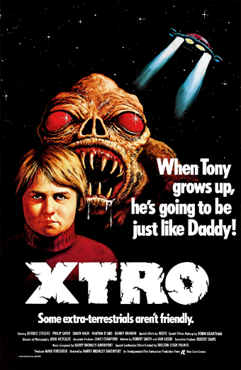 Locandina del film Xtro Attacco alla Terra 1982 con una creatura aliena minacciosa dagli occhi luminosi in un paesaggio oscuro e inquietante. La locandina mostra il titolo Xtro Attacco alla Terra in lettere grandi in alto. Il tono generale è inquietante e misterioso, trasmette suspense e orrore.