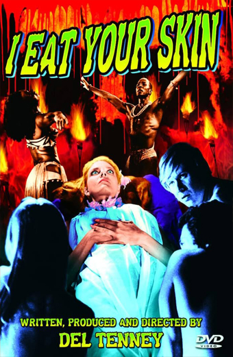 Locandina colorata e drammatica del film I EAT YOUR SKIN. La locandina mostra ballerini e un uomo con le braccia alzate davanti a fiamme, con diverse persone in primo piano. Il testo riporta I EAT YOUR SKIN in alto e Written Produced and Directed by Del Tenney in basso. Il tono generale è intenso e teatrale, evocando sensazioni di horror e suspense.