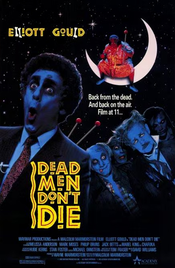 Locandina del film Dead Men Dont Die con un uomo in abito e cravatta in primo piano, tre figure simili a zombie sullo sfondo e una donna in rosso seduta su una luna crescente in alto. Lo sfondo è un cielo notturno stellato. Il tono è surreale e ironico. Testo visibile: Elliott Gould, Back from the dead. And back on the air. Film at 11..., Dead Men Dont Die e i crediti in basso.
