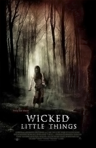 Una bambina con capelli lunghi e vestito strappato si trova in piedi in modo inquietante in una foresta nebbiosa e scura circondata da alti alberi spogli. L atmosfera è cupa e inquietante. Il testo sul poster recita: Prey for them. Wicked Little Things. Il tono emotivo è angosciante e carico di suspense.